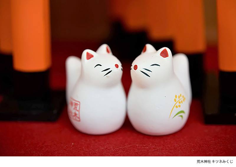 Deux figurines toutes en rondeur de renards