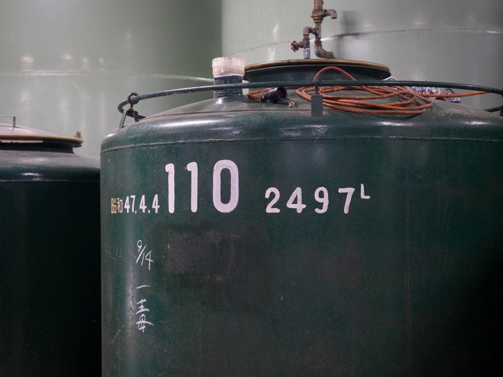 Un des réservoir contenant la solution mere de saké