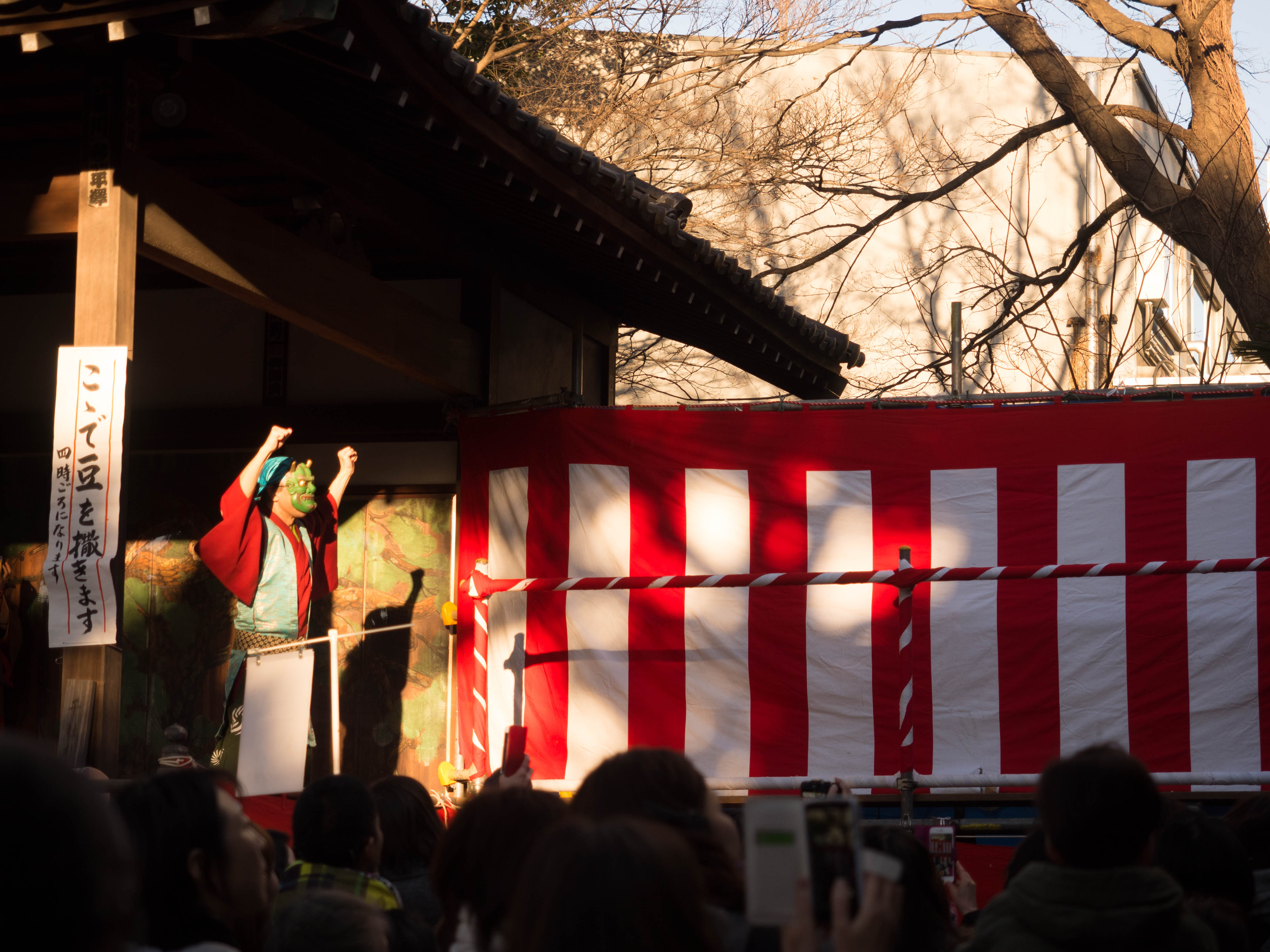 Un des ogres qui fait le malin avant la cérémonie
