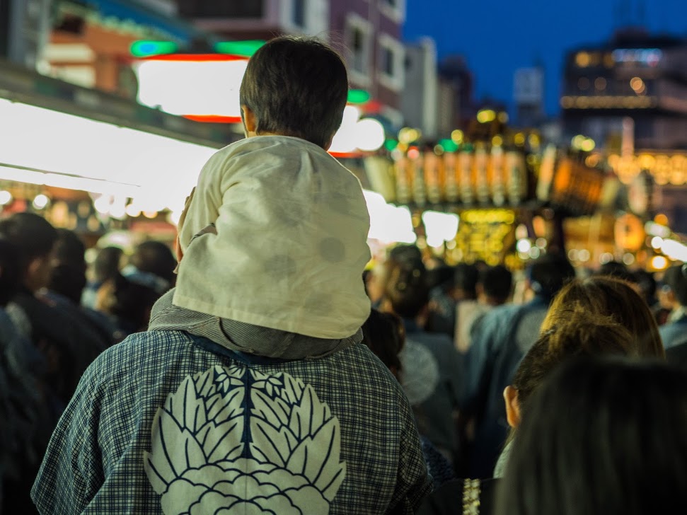Photo d'un enfant sur les epaules d'un adulte a l'occasion du Sanja Matsuri 2017
