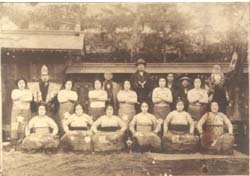 Etable (club de sumo) entièrement féminine (photographie)