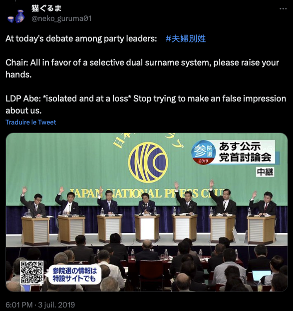 Tweet avec photo montrant un candidata avec une cagoule en forme de fraise sur la NHK