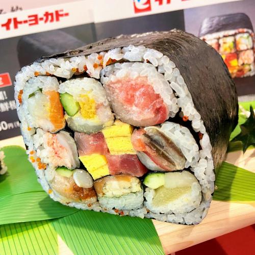 Photo d'un ehomaki composé de 9 autres ehomaki en damier, d'une taille absurde