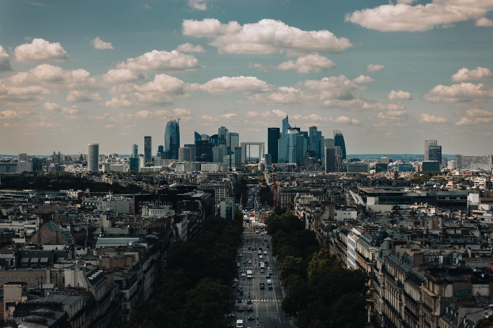 Paris, alignements haussmannien avec la Défense en arriere plan. CC urtimud.89 via pexels.com